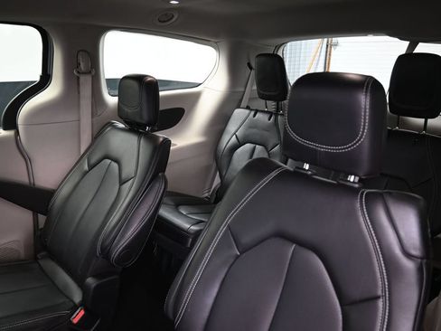 Used 2024 Chrysler Pacifica Touring-L FWD image 11