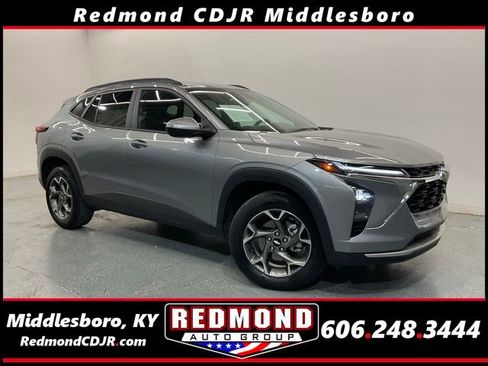 Used 2025 Chevrolet Trax LT w/ LT Convenience Package FWD image 1