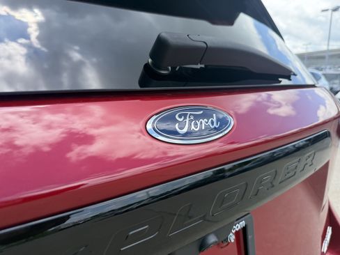 Used 2023 Ford Explorer ST-Line w/ Class IV Trailer Tow Package AWD/4WD image 8