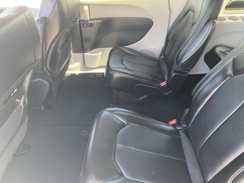 Used 2024 Chrysler Pacifica Touring-L FWD image 15