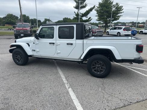 New 2025 Jeep Gladiator Sport image 19