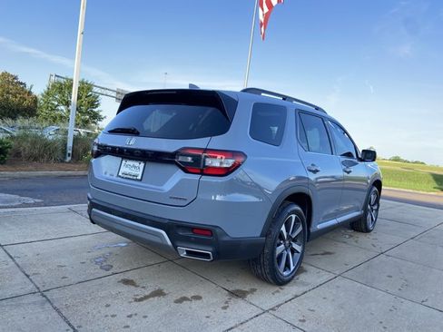 Used 2023 Honda Pilot Touring image 11