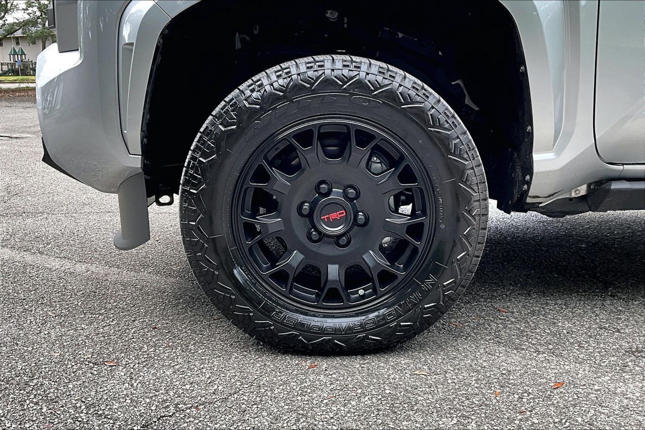 Used 2025 Toyota Tacoma SR5 AWD/4WD image 34