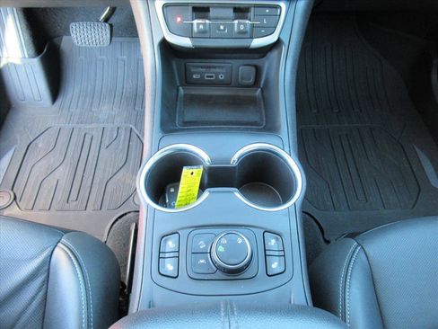 Used 2024 GMC Terrain SLT w/ Infotainment Package II image 22