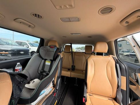 Used 2022 Kia Carnival LX FWD image 12