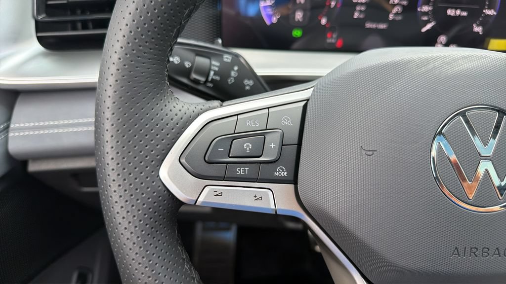 New 2026 Volkswagen Tiguan SE R-Line FWD image 22