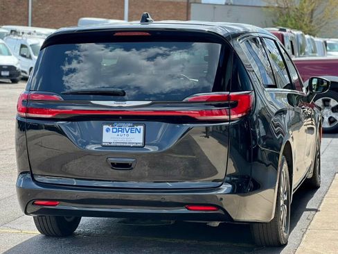 Used 2023 Chrysler Pacifica Touring-L FWD image 5