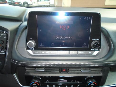 Used 2024 Nissan Rogue SV AWD/4WD image 16