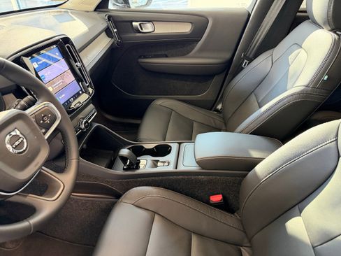 Certified 2025 Volvo XC40 B5 Core w/ Protection Package Premier image 15