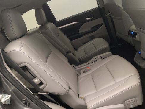 Used 2019 Toyota Highlander XLE image 19