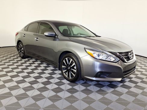 Used 2018 Nissan Altima 2.5 SV w/ 2.5 SV Technology Package FWD image 3