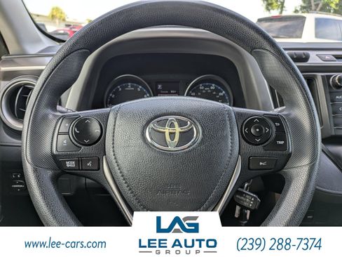 Used 2018 Toyota RAV4 LE FWD image 21