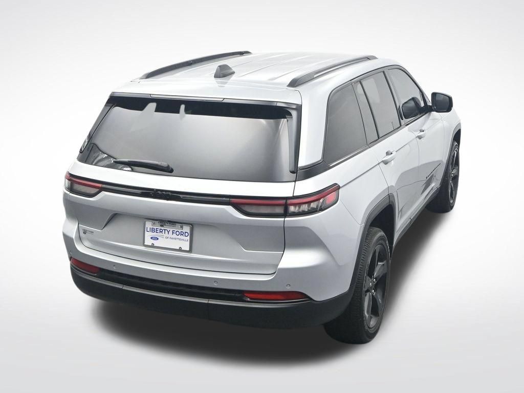 Used 2024 Jeep Grand Cherokee Altitude RWD image 37