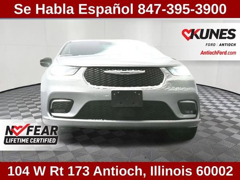 Used 2024 Chrysler Pacifica Touring-L image 26