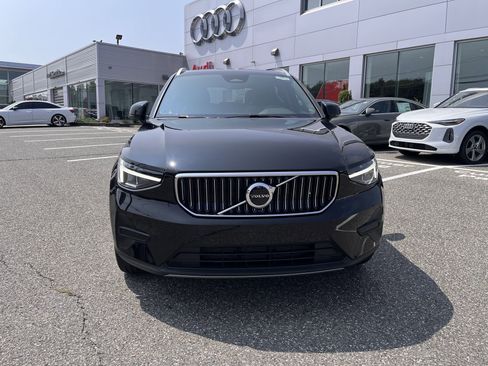 Certified 2025 Volvo XC40 B5 Core image 2