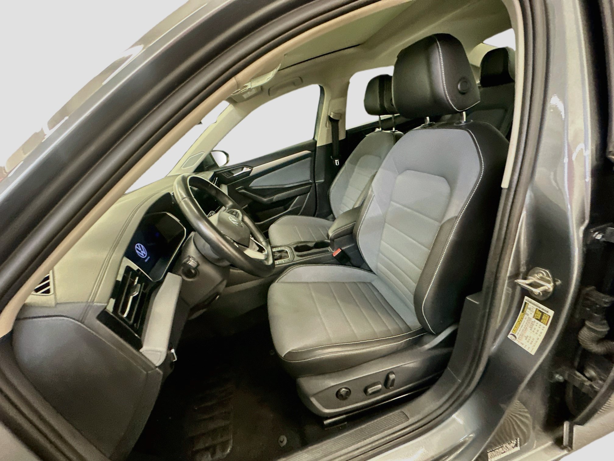 Used 2025 Volkswagen Jetta SE FWD image 13