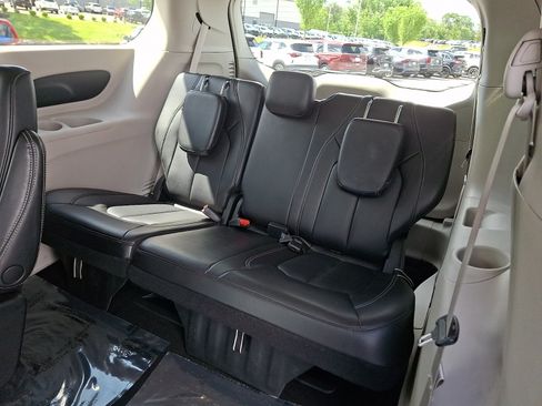 Used 2023 Chrysler Pacifica Touring-L FWD image 11