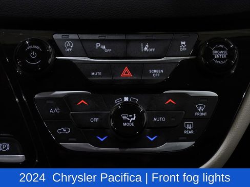 Used 2024 Chrysler Pacifica Touring-L image 18
