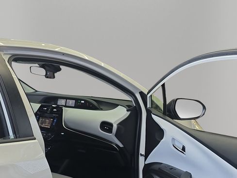 Used 2019 Toyota Prius L Eco FWD image 13
