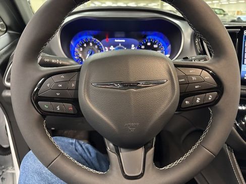 Used 2025 Chrysler Pacifica Limited image 26