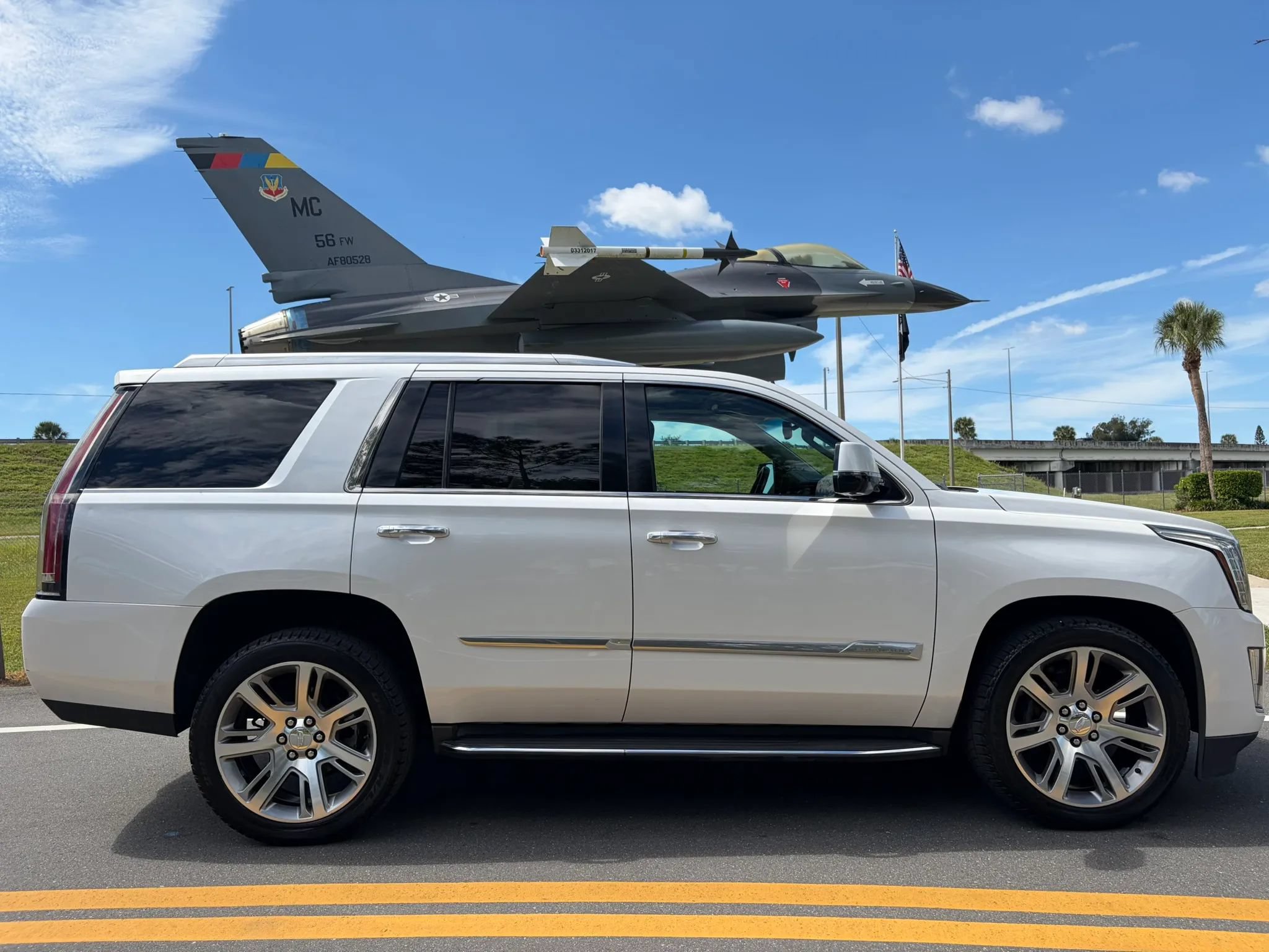 Used 2016 Cadillac Escalade Luxury RWD image 1