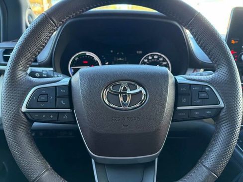 Used 2023 Toyota Sienna Platinum image 31