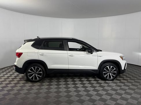 Used 2023 Volkswagen Taos SE w/ Panoramic Sunroof Package FWD image 8
