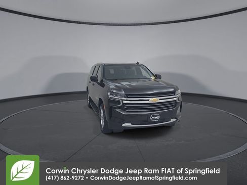 Used 2024 Chevrolet Suburban LT image 4