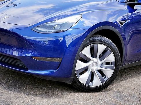 Used 2023 Tesla Model Y Long Range AWD/4WD image 3
