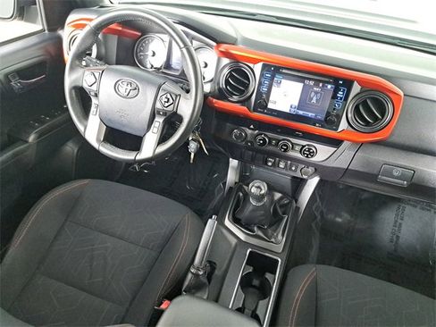 Used 2018 Toyota Tacoma TRD Off-Road image 15