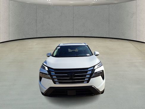 Used 2024 Nissan Rogue SV w/ SV Premium Package image 2