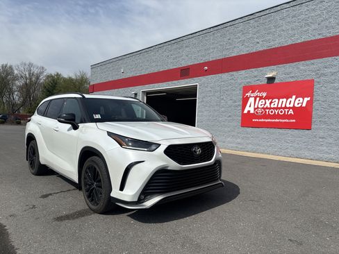 Used 2023 Toyota Highlander XSE image 1