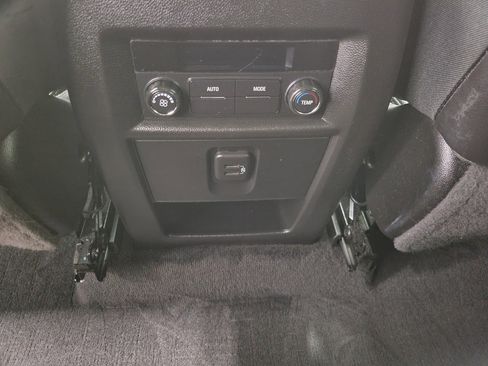 Used 2023 Chevrolet Traverse LT w/ Rear Camera Mirror Package image 22