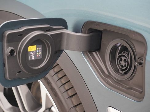 Used 2025 BMW X5 xDrive50e w/ Premium Package image 6