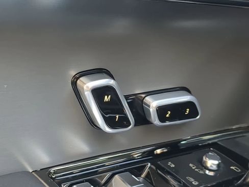 Used 2025 Land Rover Range Rover Sport SE image 17