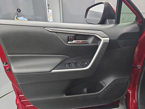 Used 2020 Toyota RAV4 XLE w/ Convenience Package FWD image 21