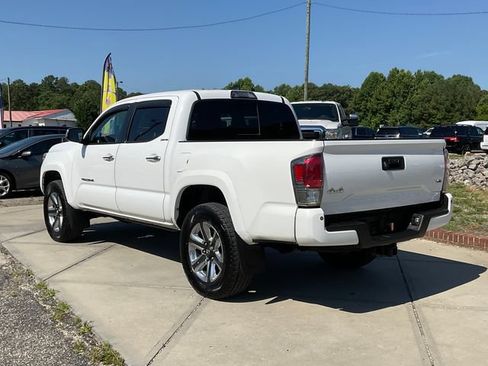 Used 2017 Toyota Tacoma Limited AWD/4WD image 5