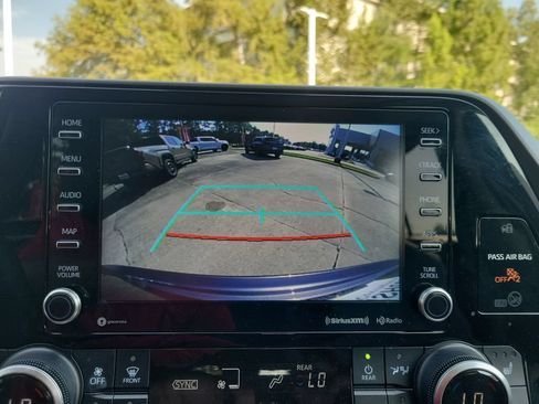 Certified 2021 Toyota Highlander XLE FWD image 33