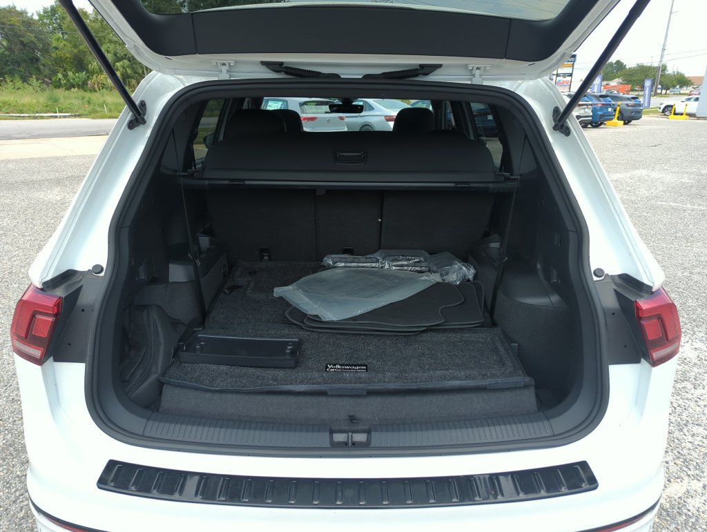 Certified 2023 Volkswagen Tiguan SE R-Line FWD image 31