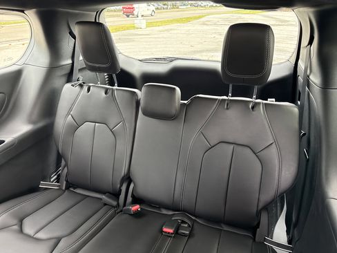 New 2026 Chrysler Pacifica Select w/ S Appearance Package image 30