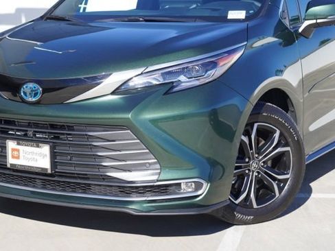 Used 2025 Toyota Sienna Platinum image 5