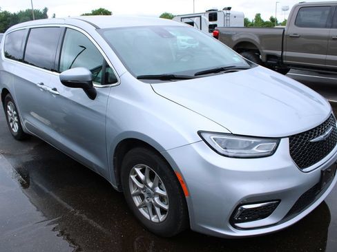 Used 2023 Chrysler Pacifica Touring-L FWD image 2