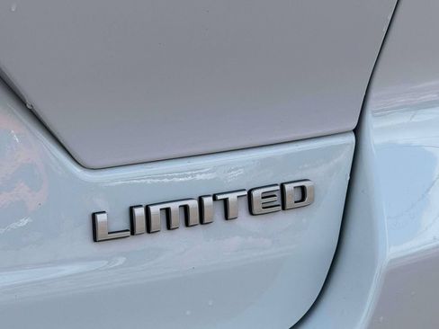 Used 2025 Jeep Grand Cherokee Limited AWD/4WD image 9
