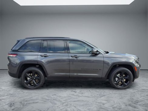 Used 2022 Jeep Grand Cherokee Altitude image 8