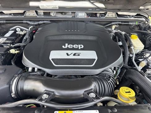 Used 2016 Jeep Wrangler Unlimited Sahara w/ Connectivity Group image 18