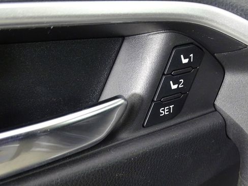 Used 2022 Toyota RAV4 XLE Premium image 17