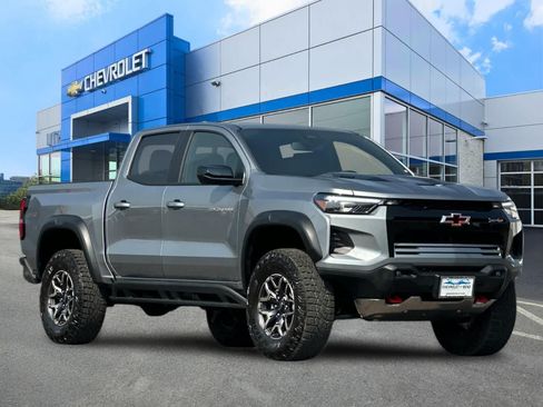 Used 2026 Chevrolet Colorado ZR2 w/ Technology Package AWD/4WD image 9