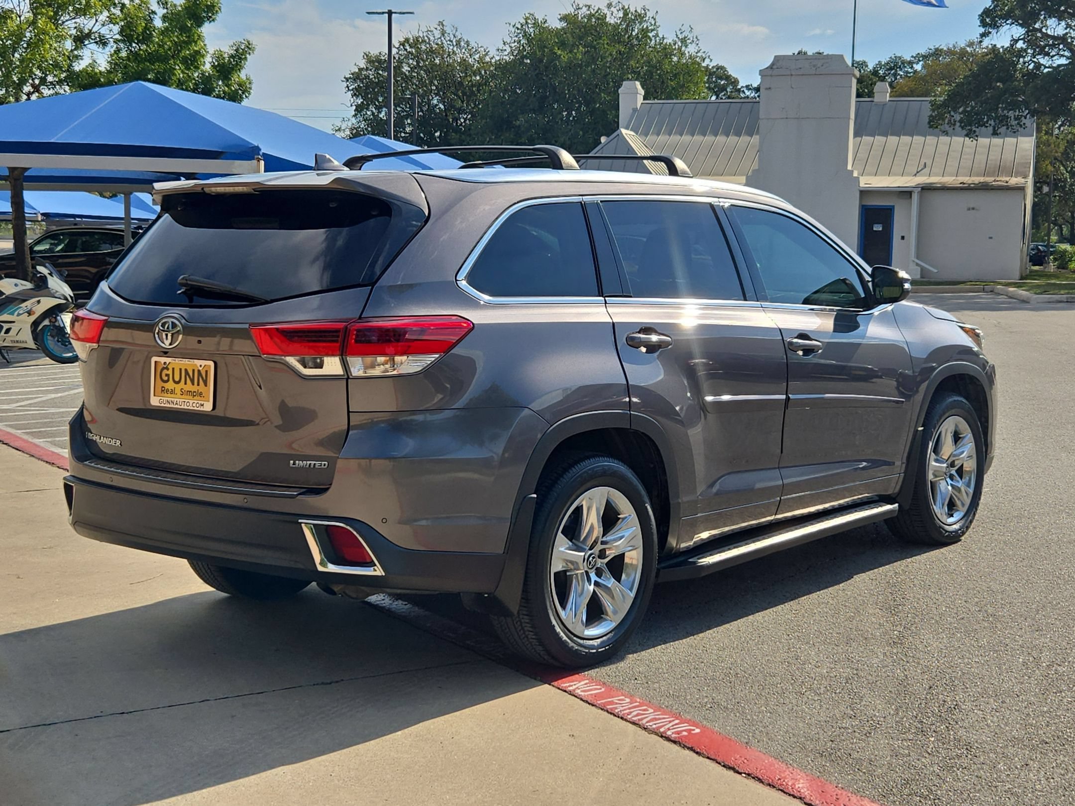 Used 2018 Toyota Highlander Limited FWD image 3