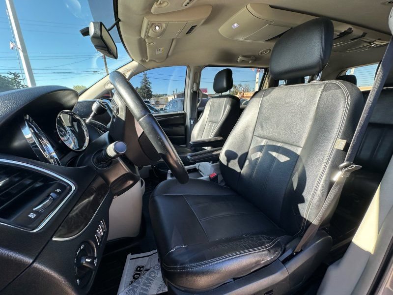 Used 2014 Chrysler Town & Country Touring FWD image 12