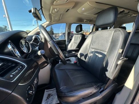 Used 2014 Chrysler Town & Country Touring FWD image 12
